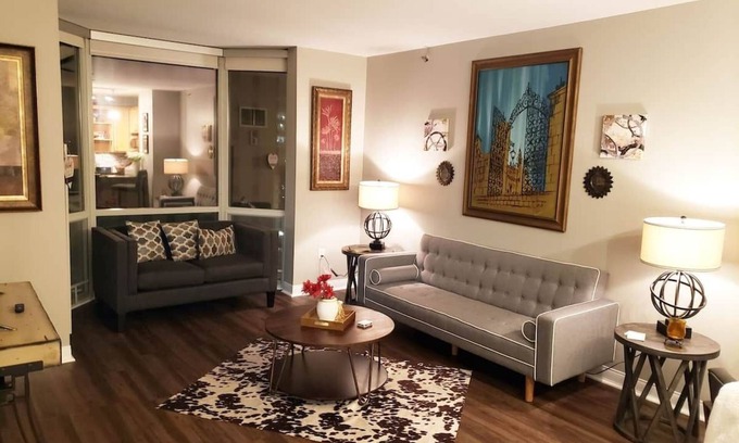 Downtown Apartment | King Bed, Comfy Environment, Cozy Space, Corporate Luxury