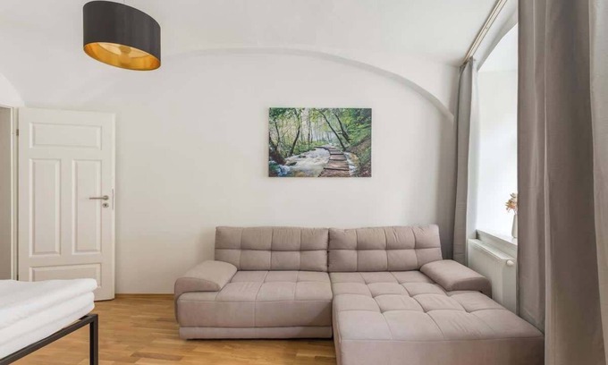 Mariahilf Apartment | King Bed | Fast Wifi | Self Check in