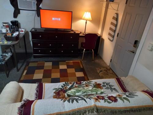 Fellowship House | King Bed Studio Near Silver Springs WEC Zipline