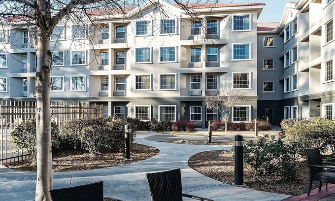 Woodlands Village House | King Bed Suite, La Quinta Inn, Poolside Loungers, near Flagstaff Grand Canyon