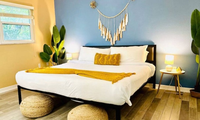 Arlington Park Apartment | King Bed Walk to SMH Hospital