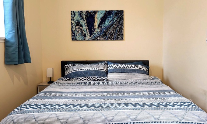 The Gate Apartment | King Bed-Walking Distance to SSM Cardinal Glennon