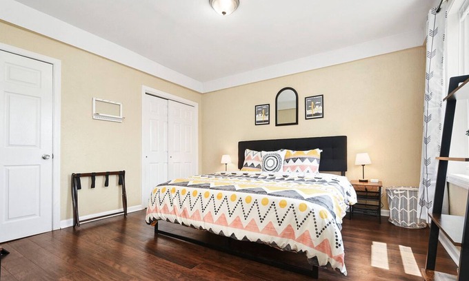East Allegheny House | ★King Bed★Free Off Street Parking!★Pro Cleaning!★