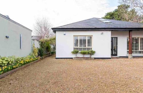 Dublin House | King bedroom en-suit bathroom, easy to city centre