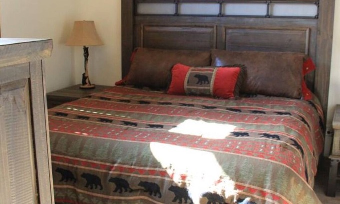 Afton Apartment | King Beds Townhomes On The Green