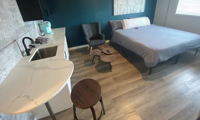 Clairmont Apartment | King Exec Urban Lofts Suite Modern and Trendy!