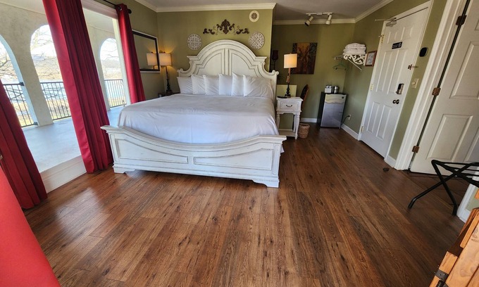 Lookout Valley Neighborhood Association Cabin | King Room with Balcony and River Views