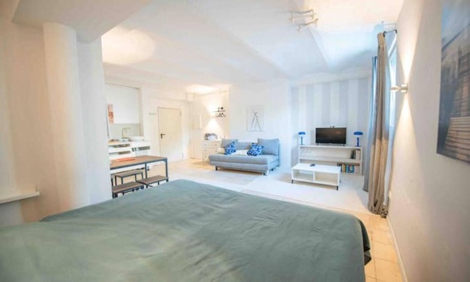 Saint Georg Apartment | King-size bed/near city & Alster/quiet
