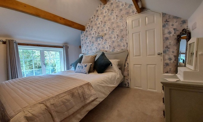 Chorlton-by-Backford Cottage | King sized double room - ensuite - garden view
