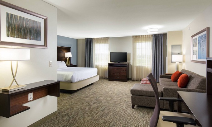 Northfield Apartment | King Studio. Free Breakfast Buffet & Pool Access.