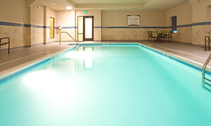 Aquia Harbour Apartment | King Suite | Shared Indoor Pool + Free Breakfast