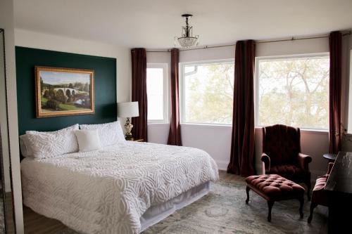 Rossmore House | King Waterfront Suite at Fancie's PEC