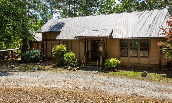 Woodstock House | Kingfisher Cabin: Family gatherings, team builder, church retreats
