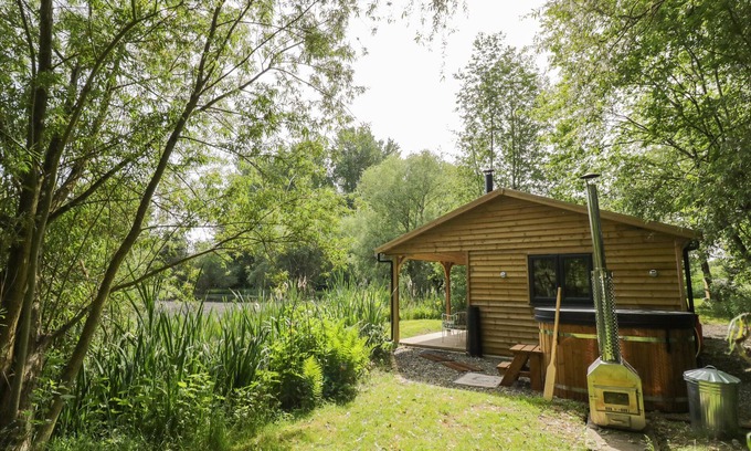 Frankton Cottage | KINGFISHER, romantic, with hot tub in Dunchurch