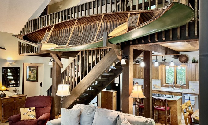 Glen Arbor House | Kinnikinnick Pet Friendly downtown Glen Arbor!