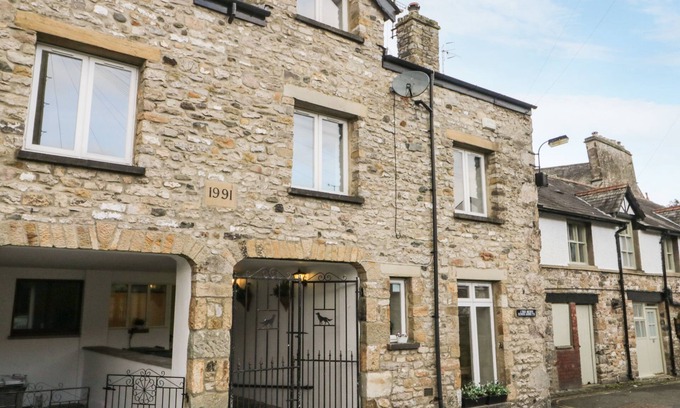 Kirkby Lonsdale Cottage | KIRKBY HOUSE, pet friendly, with open fire in Kirkby Lonsdale