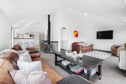 Frankton House | Kiwi style home! Views of lake. Large outdoor area