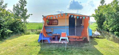 Tersoal Other | Kleurrijke retro contructam caravan vlakbij het Sneekermeer