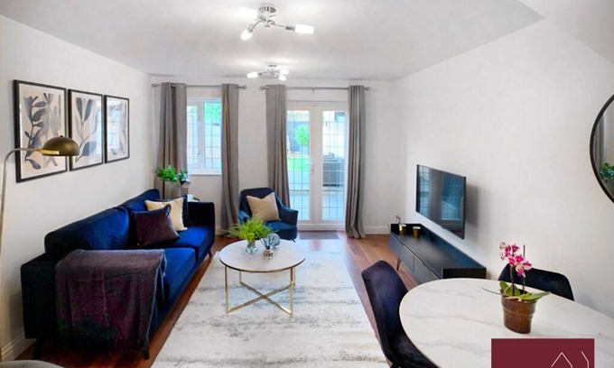 Knaphill House | Knaphill - 2 Bedroom Terrace House - With Garden