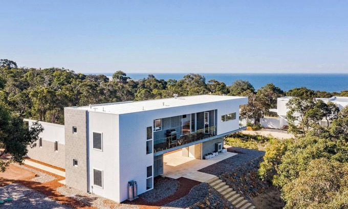 Eagle Bay House | Koolbardi Bushland Retreat near Pristine Beaches