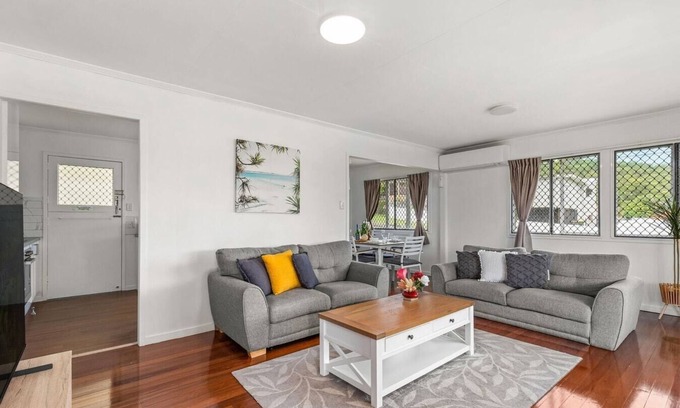 Carindale House | KozyGuru | Hidden Gem in Carindale | 3 Bed House