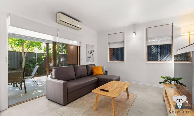 Spring Hill House | KozyGuru | Spring Hill | Cosy 1 Bed1Bath