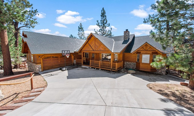 Castle Glen Estates Cabin | Kubo Del Sol - Log Cabin, Hot Tub, Game Room, Pool Table, Ping Pong