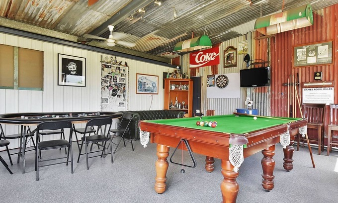 Broke House | Kulang Retreat in charming Broke with Large Swim Spa and games room suits up to 14 guests
