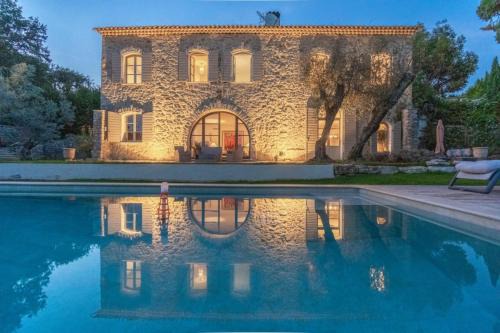 Mougins Villa | L'élégante Bastide en pierre avec vue sur le vieux village de Mougins