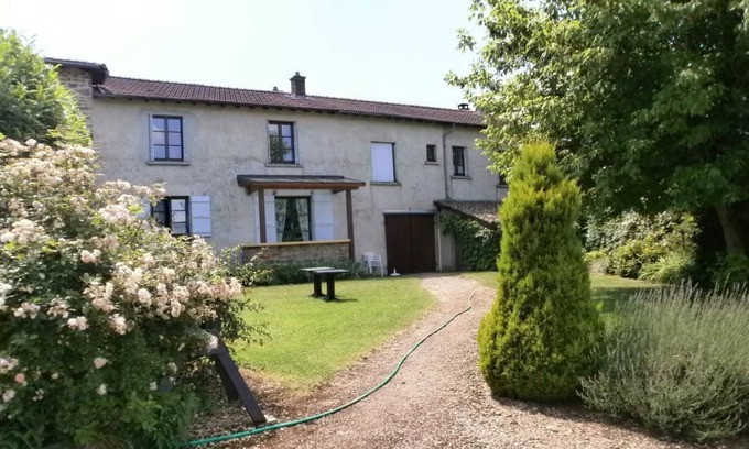 Leynes House | L' Allée des Pommiers