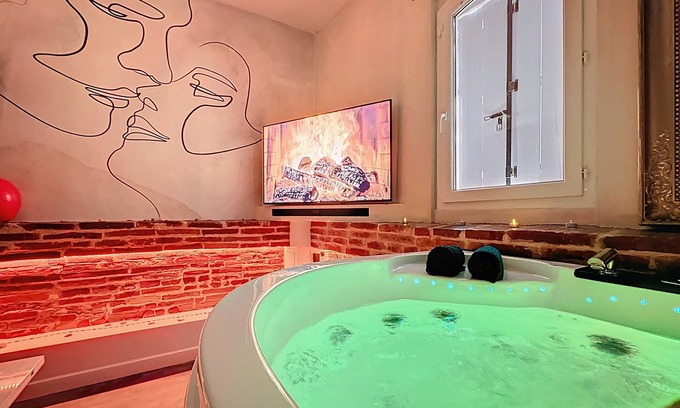 Belberaud Apartment | L'Antre vue - jacuzzi at the château