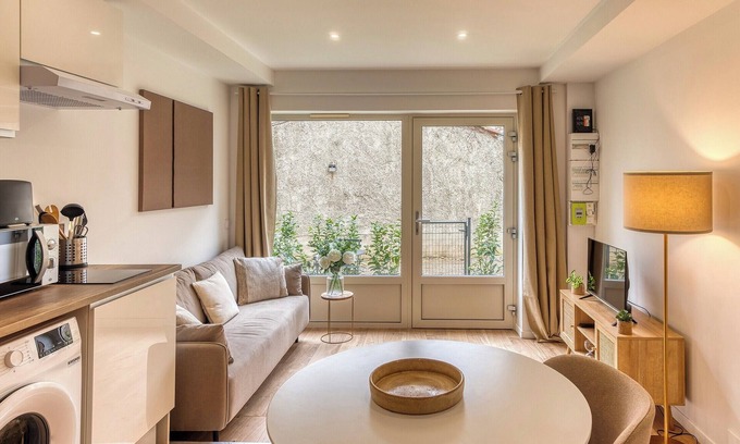 Oullins Apartment | L’Epicéa - RDJ duplex, proche métro+hôpital