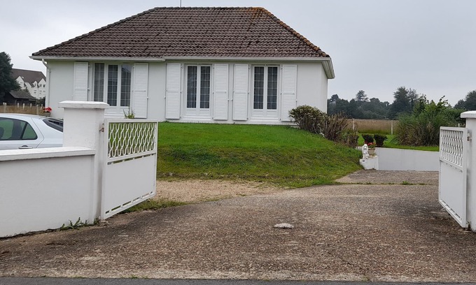 Beuzeville House | L'Opaline, Pretty house with garden 6 pers, 10km Honfleur, linen & internet included