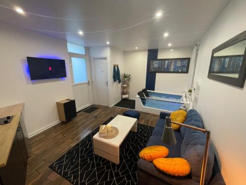 Epernay Apartment | La Bulle Bleue Jacuzzi