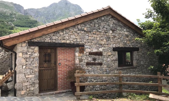 Sotres House | La Cabaña de Bernardina