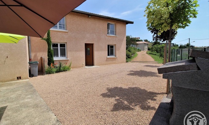 Chiroubles House | La Cachette D'ampelopsis