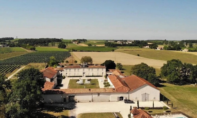 Reaux Apartment | La Cannonerie: Gîte in the heart of the Cognac vineyards with swimming pool.