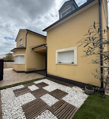 El Barraco House | La casa amarilla