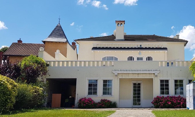 Janneyrias House | La Casa Blanca