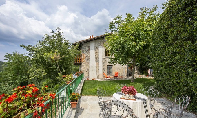 Somma Lombardo House | La Casetta Sul Fiume Borghetto Court, Somma Lombardo, Italy