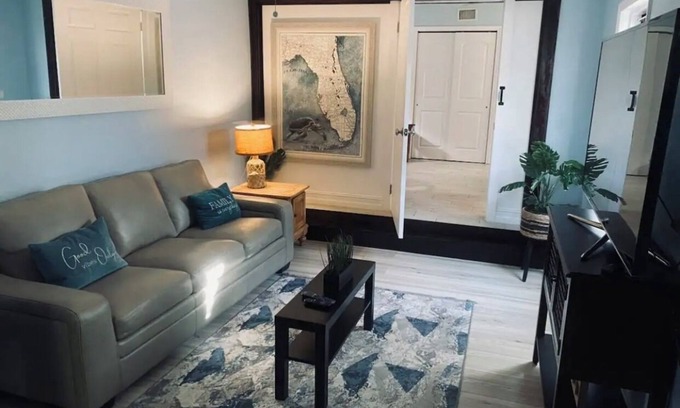 Melbourne Cottage | La Casita: Beach, FIT, Airport - KMLB, Mall, Downtown Melbourne, Space Center
