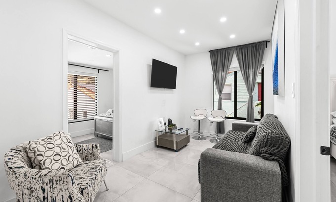 Buena Vista House | La Casita @MÍA Design District 2BR/1BA Free Parking-Private Fence Patio-Hot Tub