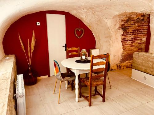 Renaison Apartment | La Cave aux Lumières - Proche centre-ville - 2 chambres - Wifi