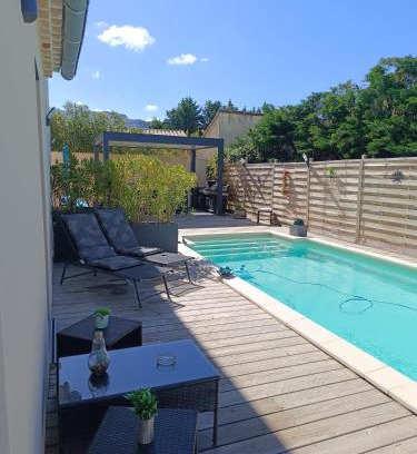 Taillades Apartment | La Cigale sous l'Olivier - Chambre , SdB et Salon Privé - Piscine