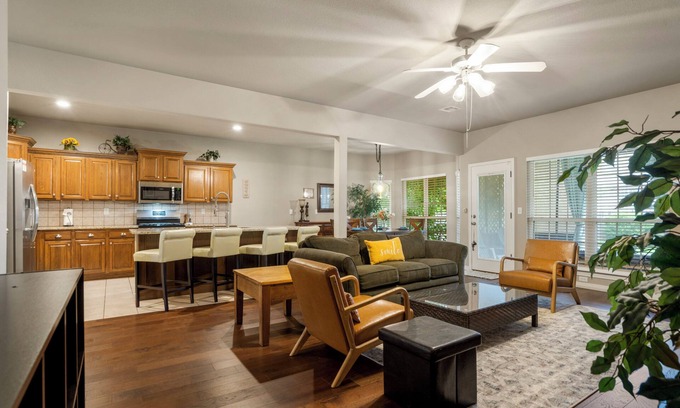 Jenks House | La Fleur, Jenks, 5min. HWY access