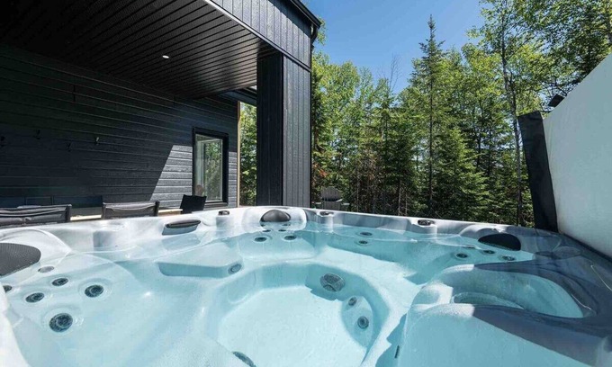 Les Eboulements Ski Chalet | La Folia 132: Tranquil Chalet, Spa & Scenic Trails