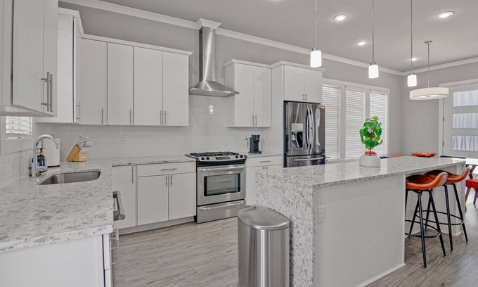South Baton Rouge House | LA House 3 beds nModern Comfort Meets Cozy Charm