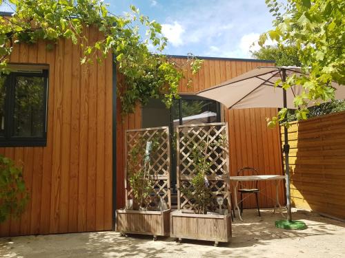 Le Gue-d'Allere Bed & Breakfast | La Jolie Longère Fleurie Tiny house avec piscine et jardin