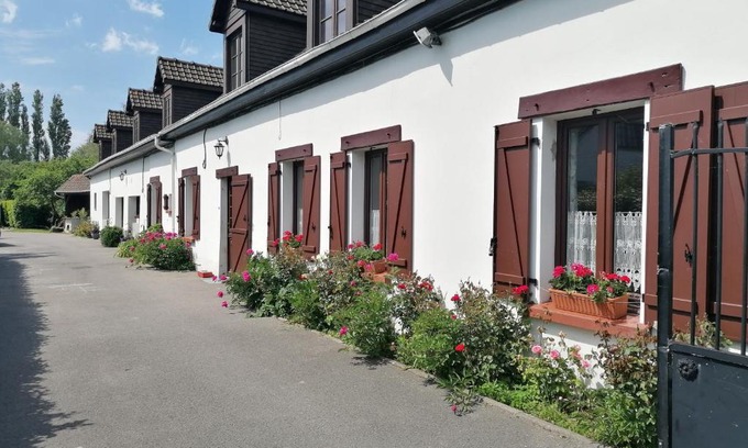 Trepied House | La longére fleurie