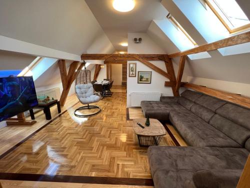 Nasice Hotel | La Luna Rustic Deluxe Apartment with Free Jacuzzi, Bikes & Covered Parking